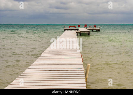 Caye Caulker, Belize - Dicembre 20, 2016: molo in legno dock con turisti e pittoresco, rilassante vista oceano a Caye Caulker Belize Caraibi. Foto Stock