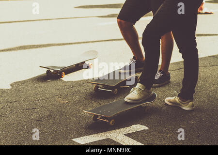 Skateboarders appendere fuori in un agglomerato urbano di set-up Foto Stock