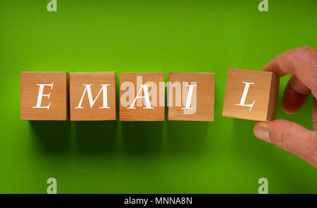 La parola email scritti su cubi di legno - primo piano Foto Stock