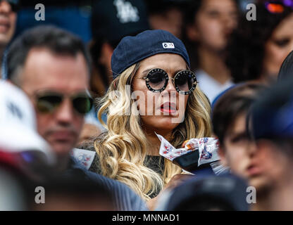 Aficionada de los Dodgers con lentes de sol. Sunglases Acciones del Partido de beisbol, Dodgers de Los Angeles contra Padres de San Diego, tercer juego de la Serie en Mexico de las Ligas Mayores del Beisbol, realizado en el Estadio de los Sultanes de Monterrey, Messico el domingo 6 de Mayo 2018. (Foto: Luis Gutierrez) Foto Stock