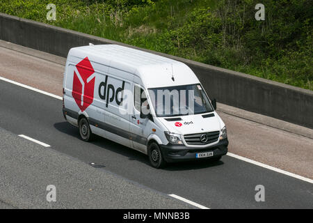 Trasporto di furgoni, merci e traffico commerciale DPD sull'autostrada M6 in direzione sud, Regno Unito Foto Stock