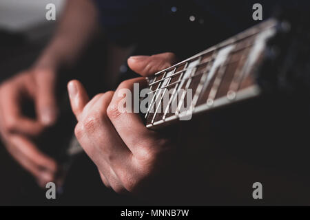 L'uomo suonando una chitarra elettrica Foto Stock