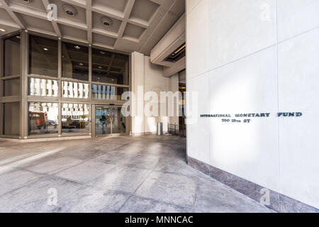 Washington DC, Stati Uniti d'America - 9 Marzo 2018: FMI ingresso con segno del Fondo Monetario Internazionale, calcestruzzo edificio di architettura porte a parete Foto Stock