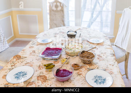 Semplice slava tradizionale Russo Ortodosso Ucraino cenone della vigilia di Natale la cena con piatti 12, celebrata il 7 gennaio, come Kutia, insalate di barbabietole Foto Stock