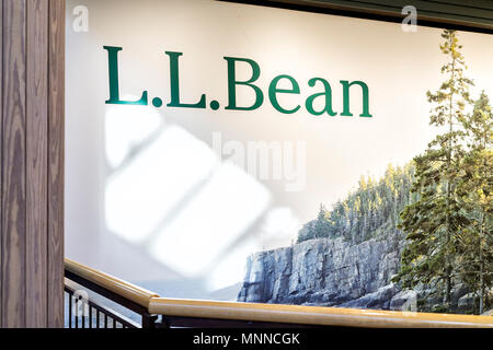 Tysons, Stati Uniti d'America - 26 Gennaio 2018: LL Bean segno negozio di vendita al dettaglio di ingresso negozio di abbigliamento in Tyson's Corner Mall di Fairfax, Virginia da Mclean Foto Stock