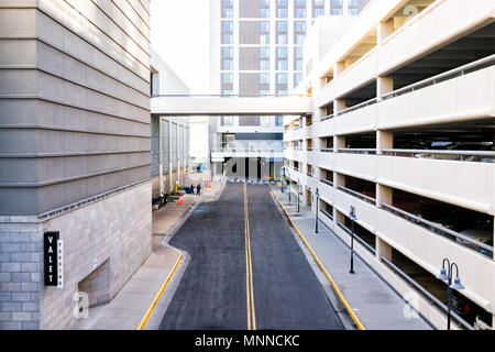 Tysons, Stati Uniti d'America - 26 Gennaio 2018: Architettura esterno di Tyson's Corner Mall di Fairfax, Virginia da Mclean, parcheggio garage ingresso antenna, servizio sig Foto Stock