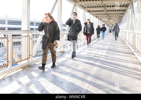 Tysons, Stati Uniti d'America - 26 Gennaio 2018: Tyson's Corner Mall alla metropolitana la stazione della metropolitana di Fairfax, Virginia da Mclean, passerella Ponte, la gente a piedi da commutare Foto Stock