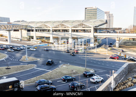 Tysons, Stati Uniti d'America - 26 Gennaio 2018: Tyson's Corner Mall alla metropolitana la stazione della metropolitana di Fairfax, Virginia da Mclean, vista aerea verso il basso della strada e autostrada, pendolari Foto Stock