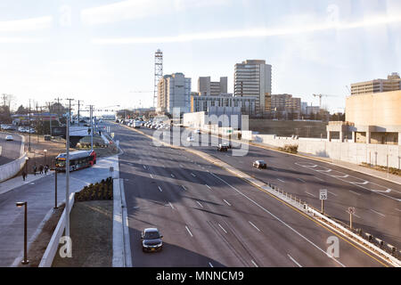 Tysons, Stati Uniti d'America - 26 Gennaio 2018: Tyson's Corner Mall alla metropolitana la stazione della metropolitana di Fairfax, Virginia da Mclean, vista aerea verso il basso della strada e autostrada, commutare, b Foto Stock