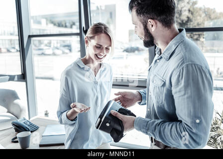 Piacevole smart permanente dei lavoratori e parlando del gadget. Foto Stock