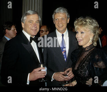 Washington, DC, Stati Uniti d'America, 17 maggio 1986 Barbara Eden il suo marito Jon Eicholtz e Alan Kay a Washington DC il cancro a sfera gala di fundrasing. Foto Stock