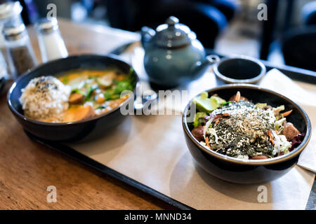 Primo piano dei due pasti il pranzo o la cena a base di piatti tradizionali giapponesi ristorante asiatico o cafe con curry, ochazuke, teiera sul vassoio, tavola Tazza da tè Foto Stock