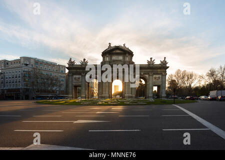 Puerta de Alcala e uno di Madrid sono le antiche porte della città di Madrid, Spagna. Era l'ingresso di persone provenienti dalla Francia, Aragona, e cata Foto Stock
