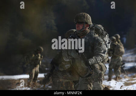 HOHENFELS, Germania - i soldati dal 3° Stormo, 61o reggimento di cavalleria, seconda della brigata di fanteria combattere la squadra, 4a divisione di fanteria, condurre le pattuglie Mar. 2, in corrispondenza del giunto multinazionale Centro Readiness (JMRC) a Hohenfels, Germania. Il 'Destroyers" dal 4° Divisione di Fanteria, sono attualmente in formazione con la 79a brigata di fanteria combattere Team dalla protezione nazionale della California per il loro ruolo in 24 della KFOR in Kosovo. Foto Stock