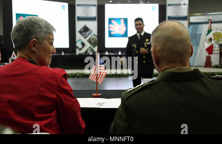 Il comandante del Marine Corps gen. Robert B. Neller, destro e la moglie, D'Arcy, sinistra, ascoltare le presentazioni nel corso di una cerimonia al Club Naval Norte, Città del Messico, Messico Marzo 12, 2018. Funzionari militari provenienti da 22 paesi hanno partecipato leader Marine delle Americhe Conferenza. Foto Stock