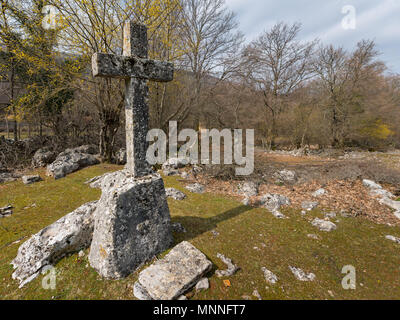 Croce di pietra vicino a Beli (isola di Cres, Croazia) in un giorno nuvoloso in primavera Foto Stock
