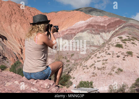 Donna fotografo di scattare le foto delle montagne di colore con la fotocamera reflex digitale Foto Stock