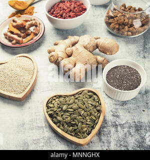 Varie superfoods. Mangiare sano concetto Foto Stock