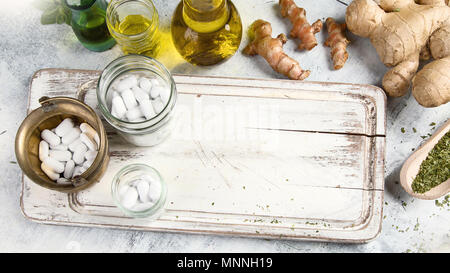 Erbe curative, gli oli essenziali e le pillole omeopatiche. L'omeopatia e la medicina alternativa Foto Stock