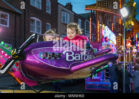 I bambini sulla giostra a Stokesley mostrano, North Yorkshire, Inghilterra, Regno Unito Foto Stock