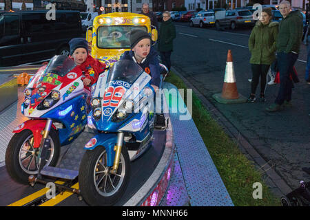 I bambini sulla giostra a Stokesley mostrano, North Yorkshire, Inghilterra, Regno Unito Foto Stock