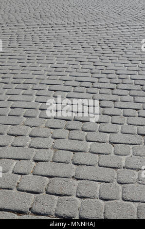 Una grande area, stabiliti al di fuori della pavimentazione in pietra in prospettiva. Foto dettagliate di pietre per pavimentazione del marciapiede avenue close-up Foto Stock