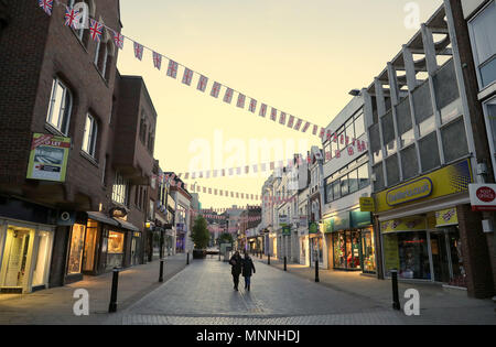 La gente a piedi lungo un deserto Peascod Street in Windsor davanti al Royal Wedding tra il principe Harry e Meghan Markle. Foto Stock