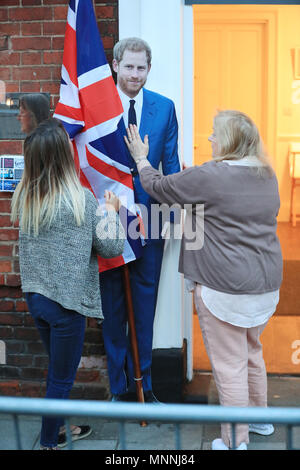 Royal ventole ammirare un cartoncino cut-out del principe Harry in Windsor prima delle nozze del principe Harry e Meghan Markle n alla cappella di San Giorgio nel Castello di Windsor. Foto Stock