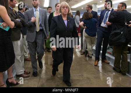 Il senatore Patty Murray (D-WA) parla con i giornalisti NEGLI STATI UNITI Capitol alla metropolitana per il suo modo di voti il 16 maggio 2017. Foto Stock