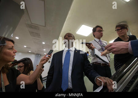 Il senatore Tim Scott (R-SC) parla con i giornalisti NEGLI STATI UNITI Capitol alla metropolitana per il suo modo di voti il 16 maggio 2017. Foto Stock