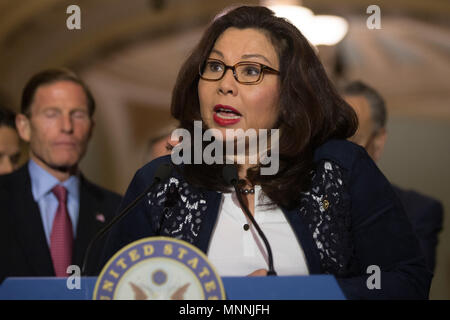 Il senatore Tammy Duckworth (D-il) chiede un indagine Presidente Trump dopo la perdita di informazioni classificate da Trump a funzionari russi la scorsa settimana durante una conferenza stampa a Capitol Hill a Maggio 16th, 2017. Foto Stock