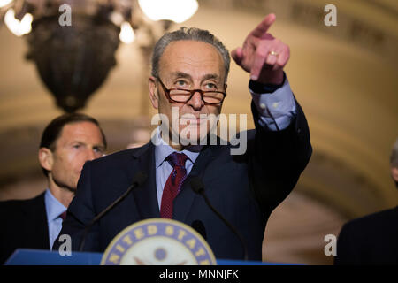 Senato democratica Leader Chuck Schumer (D-NY) invita un reporter nel corso di una conferenza stampa durante la quale i democratici del senato chiede un indagine Presidente Trump sulla Capitol Hill il 16 maggio 2017. Foto Stock