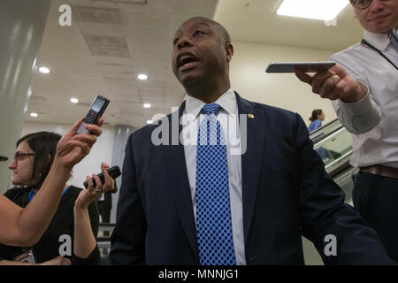 Il senatore Tim Scott (R-SC) parla con i giornalisti NEGLI STATI UNITI Capitol alla metropolitana per il suo modo di voti il 16 maggio 2017. Foto Stock