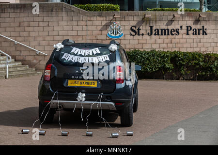 Non si tratta solo di una certa famiglia reale degli Stati che saranno avente un fine settimana magico a maggio. Dacia, il valore migliore marca di automobili nel Regno Unito, sta offrendo il rugby super tifosi la possibilità di celebrare il loro amore al St James Park Stadium durante la Dacia Magic Weekend torneo di rugby, 19-20maggio. Un fortunato giovane vincerà il giusto trattamento regale con tutte le spese pagate, una volta nella vita la celebrazione dei matrimoni presso lo stadio. Per immettere, coppie appena bisogno di testa per dacia.co.uk/magic-week-end con: atmosfera dove: Newcastle , Regno Unito quando: 18 Apr 2018 Credit: David Wood/PinPep/WENN.com Foto Stock