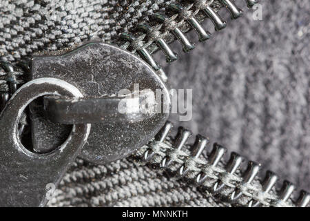 Ottone decompressi zipper closeup sul jeans blu Foto Stock