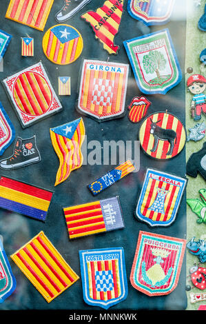 Set di patch di vestiti in un negozio finestra, indipendenza catalana, Girona, Catalogna, Spagna Foto Stock