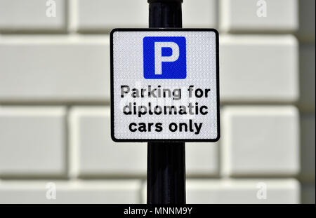 Parcheggio per auto diplomatiche solo segno in Bedford Square, Bloomsbury, Londra, Inghilterra, Regno Unito. Foto Stock