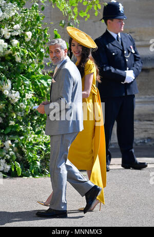 Amal Clooney e George Clooney arriva a alla cappella di San Giorgio nel Castello di Windsor per le nozze del principe Harry e Meghan Markle. Foto Stock