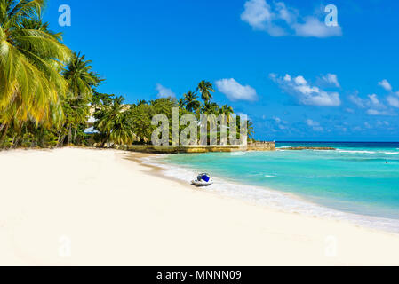 Dover Beach - spiaggia tropicale sull'isola caraibica di Barbados. Si tratta di una destinazione paradiso con una spiaggia di sabbia bianca e mare turquoiuse. Foto Stock