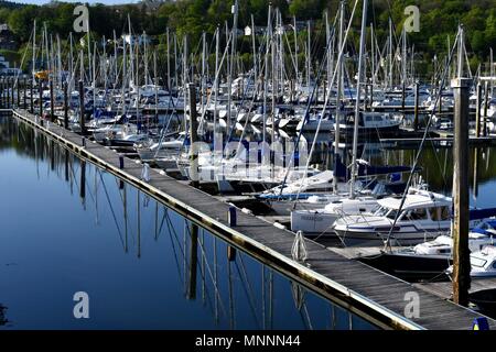 Pontile con barche ormeggiate in Kip marina Foto Stock