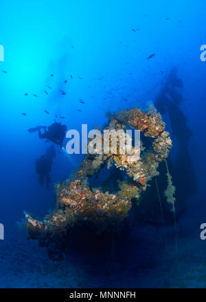 Vista subacquea dei subacquei al relitto della barca a vela Joker, un sito di immersione profonda nel Parco Naturale di Ses Salines (Formentera, Mar Mediterraneo, Spagna) Foto Stock