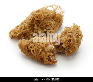 Profondo fritto a nido d'ape gnocchi di taro, cinese dim sum isolati su sfondo bianco Foto Stock