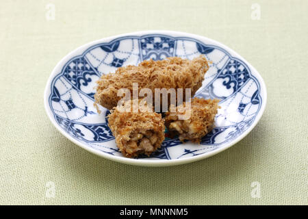 Profondo fritto a nido d'ape gnocchi di taro, cinese dim sum Foto Stock