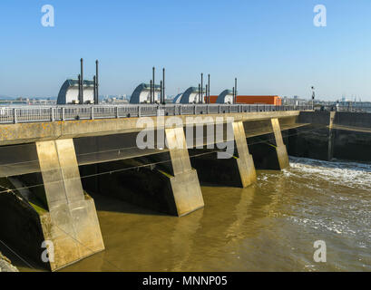 Ampio angolo di visione delle paratoie nella Baia di Cardiff barrage. Le porte controllano il livello di acqua nella baia stessa Foto Stock