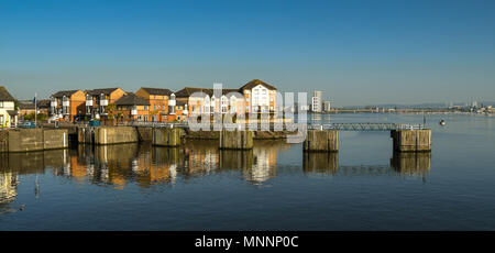 Vista panoramica dell'ingresso a Penarth Marina nella Baia di Cardiff e nuove case sul lungomare Foto Stock