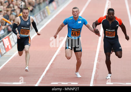 Gran Bretagna Harry Aikines-Aryeetey (destra) vince l'uomo 100m Finale dal Richard Kilty (centro) e Andrea Robertson (sinistra), durante la Grande Arcadis CityGames in corrispondenza di Deansgate, Manchester. Foto Stock