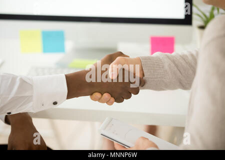 Multirazziale handshake business come concetto di contribuire a sostenere nel tè Foto Stock