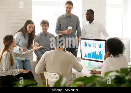 Sorridendo felice multirazziale colleghi parlare di ridere durante il off Foto Stock