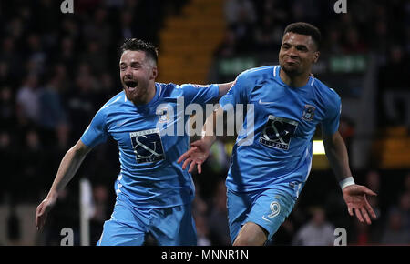 Coventry di Maxime Biamour (destra) celebra il suo punteggio i lati' terzo obiettivo con Marc McNulty durante la scommessa del Cielo lega due Playoff corrispondono a Meadow Lane, Nottingham. Foto Stock