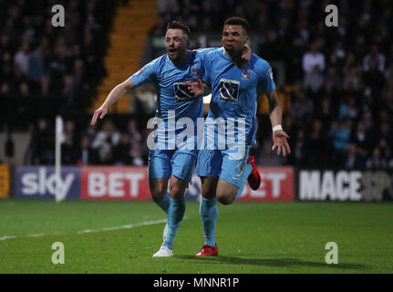 Coventry di Maxime Biamour (destra) celebra il suo punteggio i lati' terzo obiettivo con Marc McNulty durante la scommessa del Cielo lega due Playoff corrispondono a Meadow Lane, Nottingham. Foto Stock